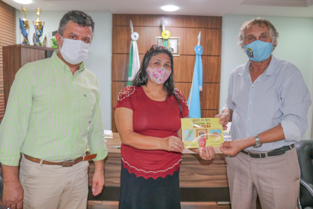 Escritora de Sarandi doa livros infantis sobre hortas comunitárias para o município