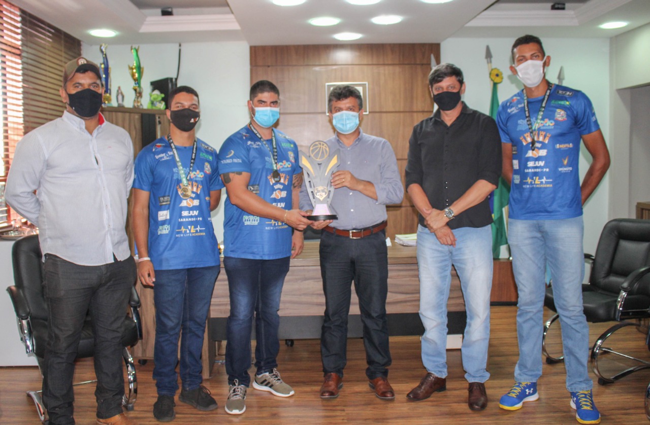 Time de Basquete Adulto Masculino de Sarandi visita gabinete para apresentar troféu conquistado