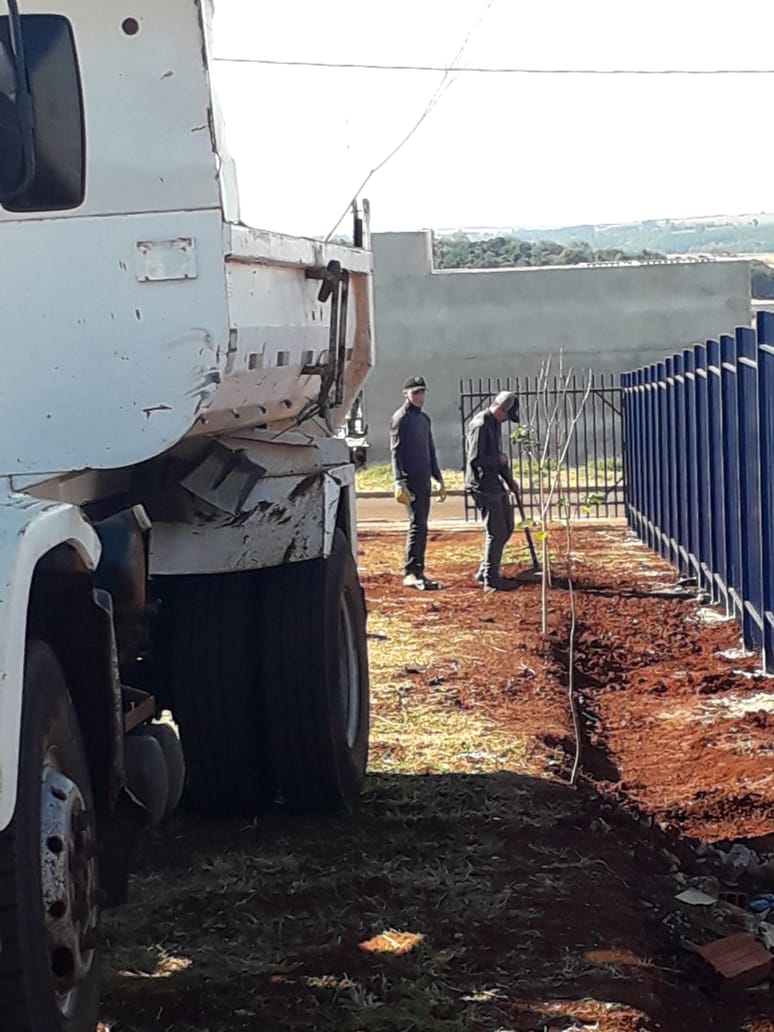 Secretaria Municipal de Saneamento e Meio Ambiente realizou a plantação de aproximadamente 60 mudas na UBS Flores e UBS Rio de Janeiro