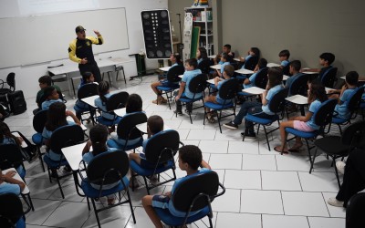 Agentes de trânsito realizam ações educativas com alunos da rede municipal de ensino