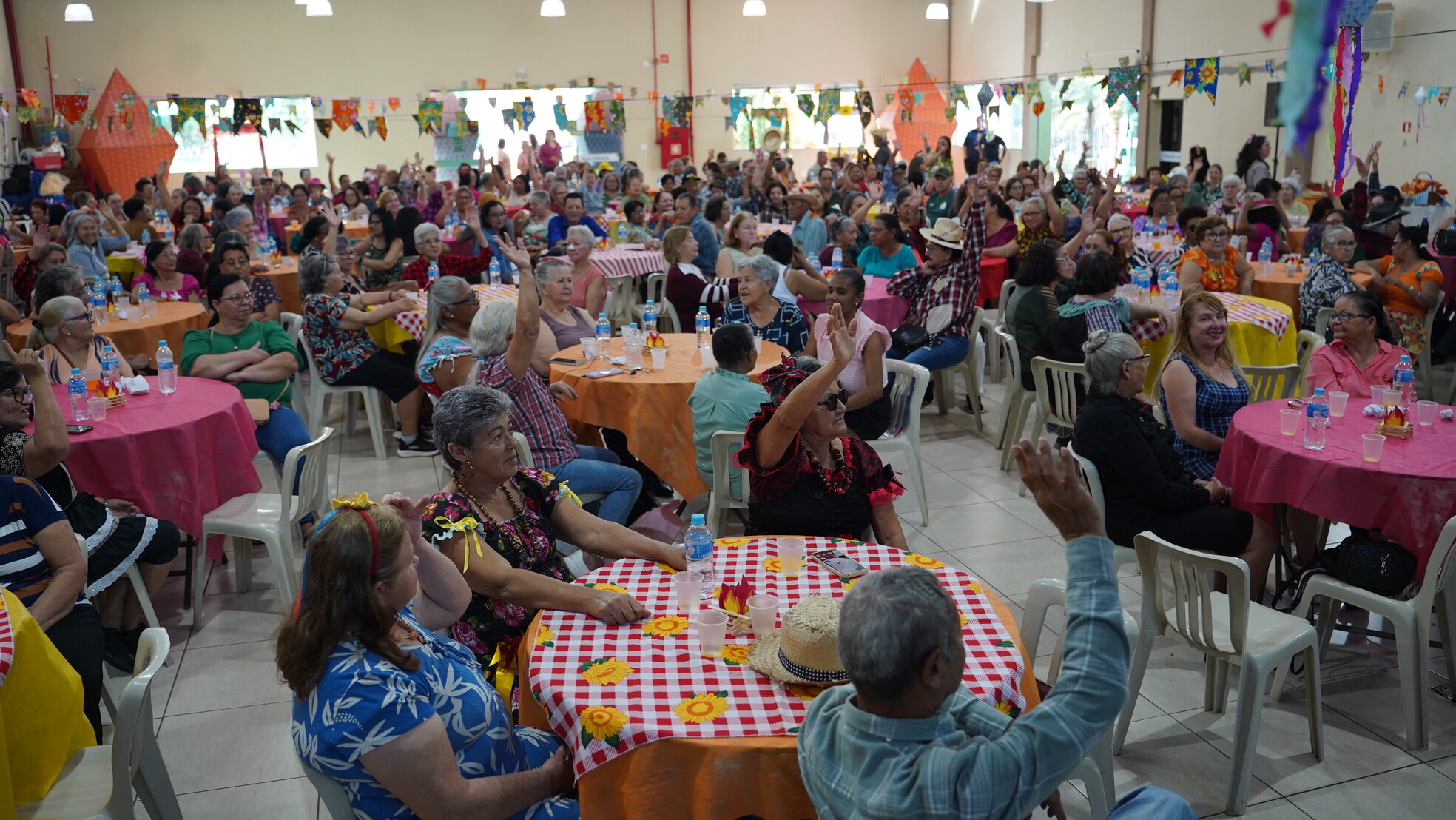 Arraiá Julino dos 60+ reúne cerca de 350 idosos em tarde de integração, lazer e fortalecimento de vínculos em Sarandi