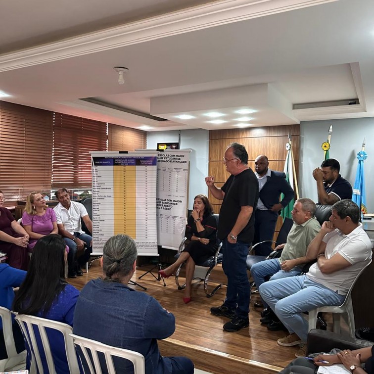 Administração Municipal se reúne com sindicato, vereadores e servidores para tratar do reajuste da educação