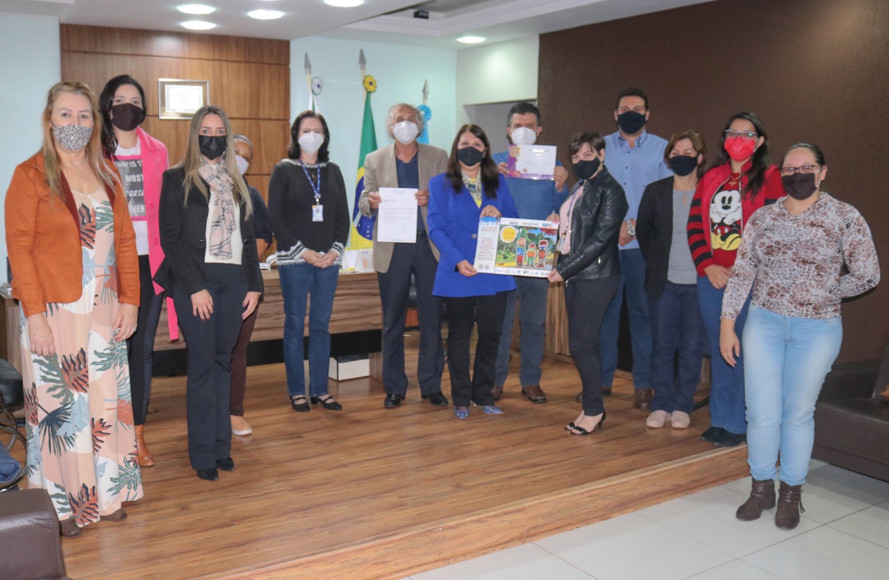 Prefeitura de Sarandi recebe títulos do Sesc/PR 