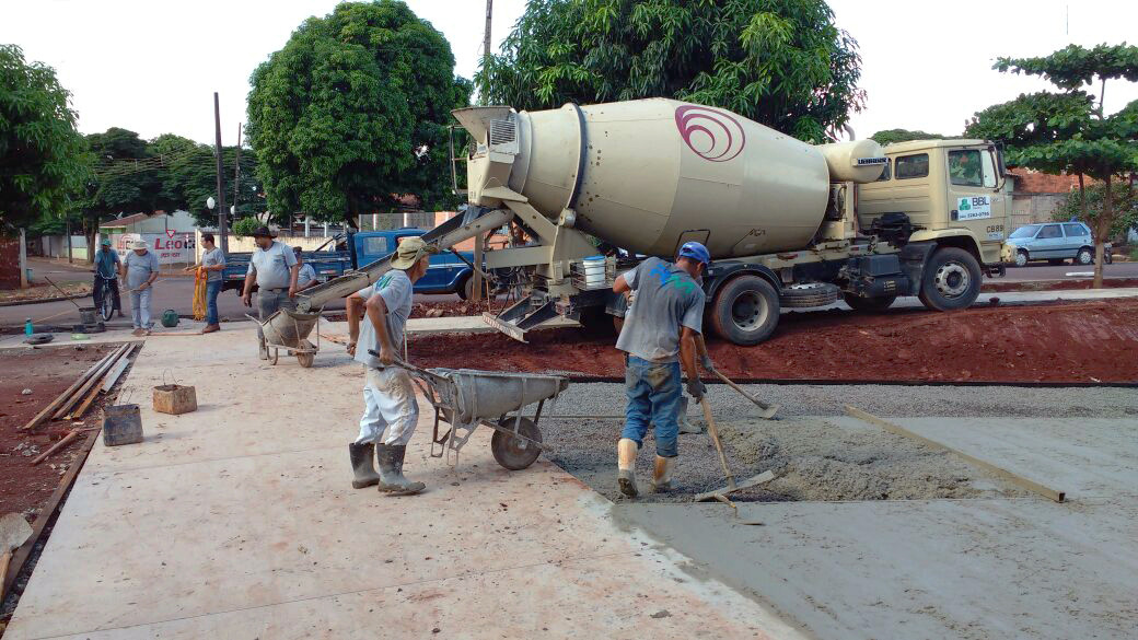Prefeitura constrói praça para os moradores do Jd. Califórnia