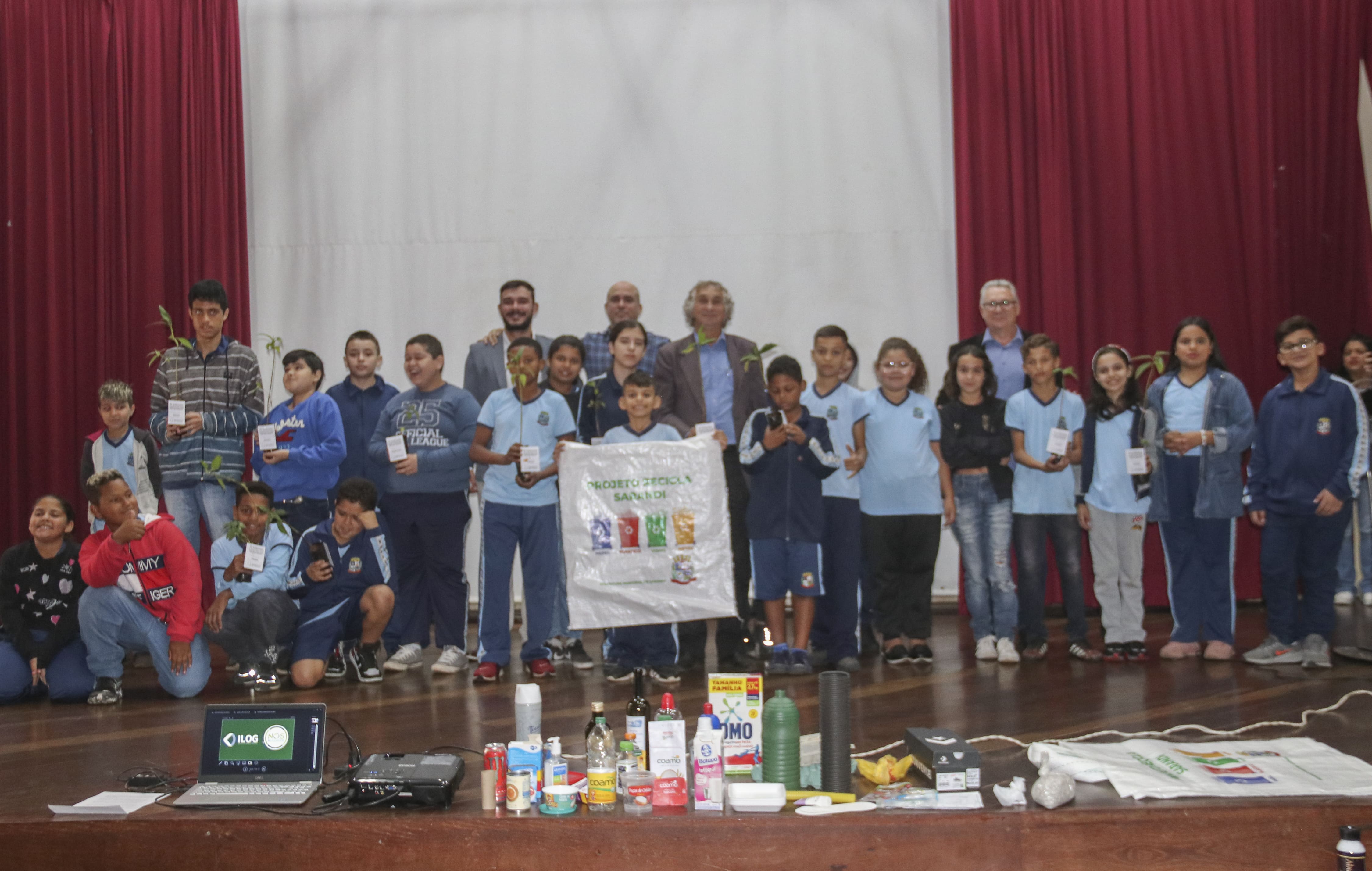 Palestra, distribuição de sacolas para reciclagem e de mudas de árvores marcaram Semana do Meio Ambiente