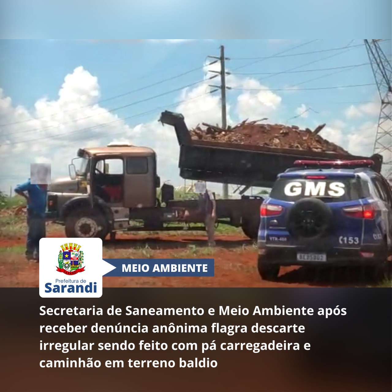 Secretaria de Saneamento e Meio Ambiente após receber denúncia anônima flagra descarte irregular sendo feito com pá carregadeira e caminhão em terreno baldio