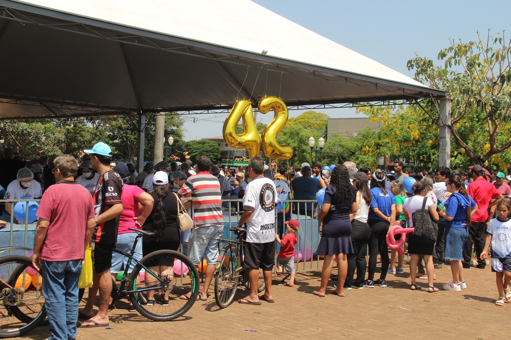 Desfile e bolo de aniversário reforçam tradição e Sarandi comemora 42 anos em clima de integração e alegria