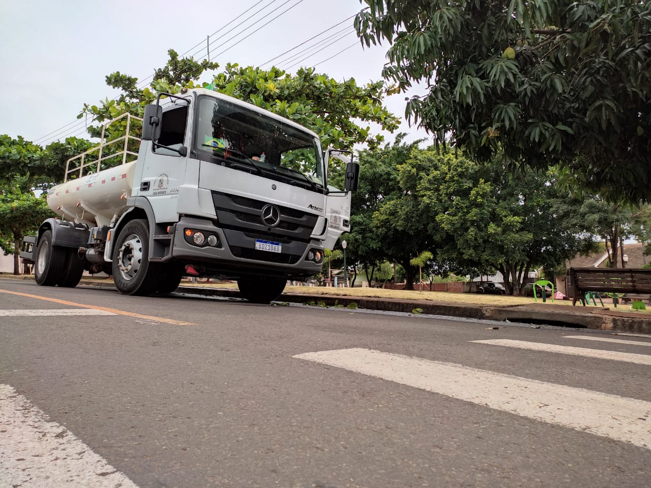 Secretaria de Saneamento e Meio Ambiente realiza serviços de manutenção nas praças do centro de Sarandi