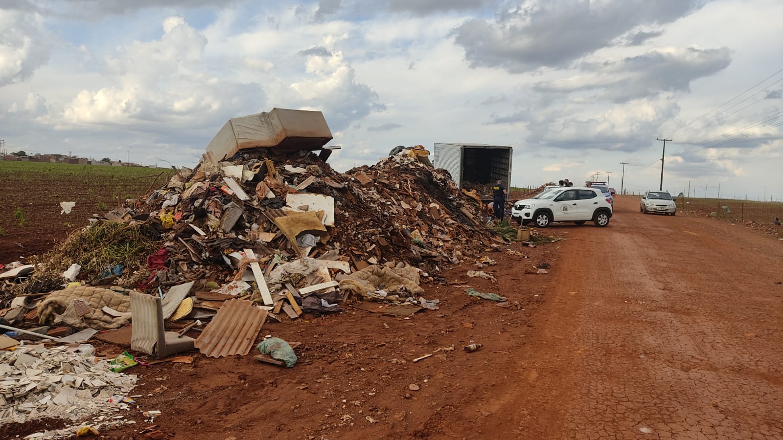 Secretaria de Saneamento e Meio Ambiente de Sarandi multa indivíduo que realizava descarte de entulho em lugar irregular