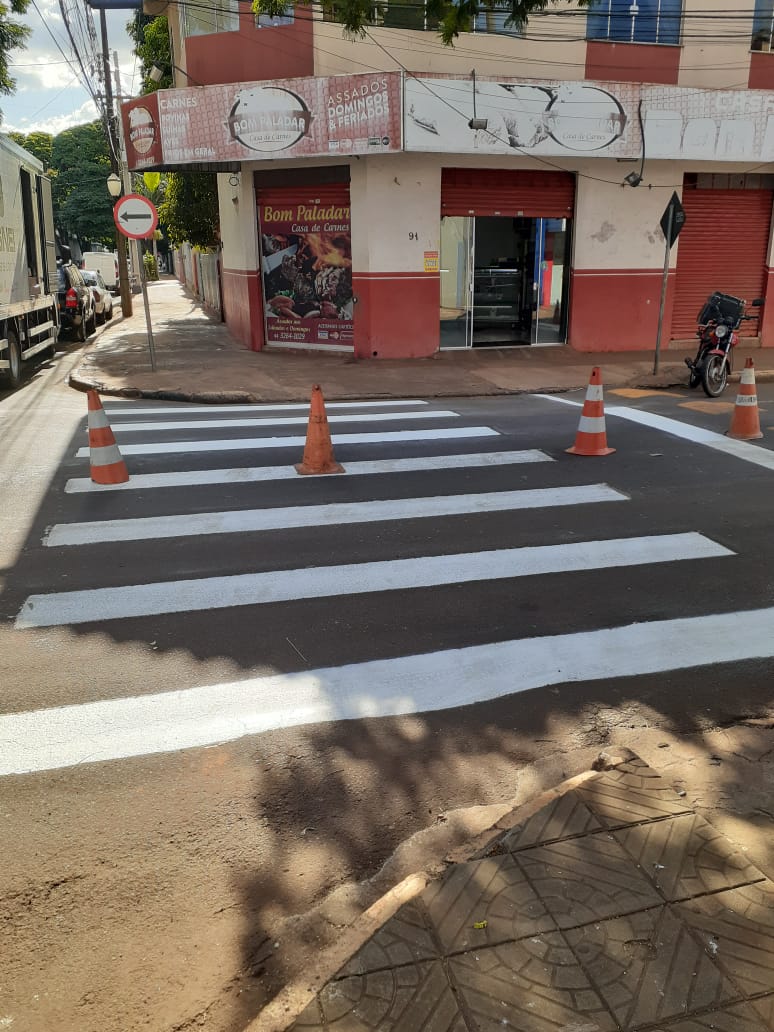 SEMUTRANS realiza manutenção na sinalização horizontal pelo município
