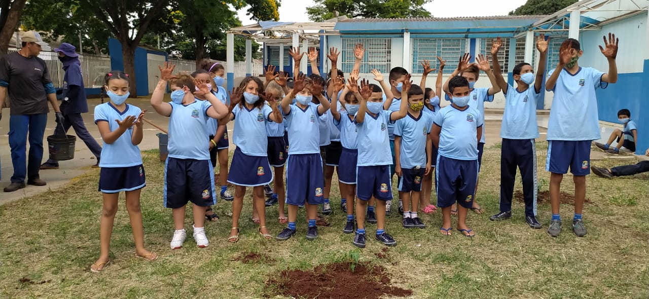 Secretaria de Saneamento e Meio Ambiente realiza plantio de mudas na Escola Municipal Ayres Aniceto Andrade