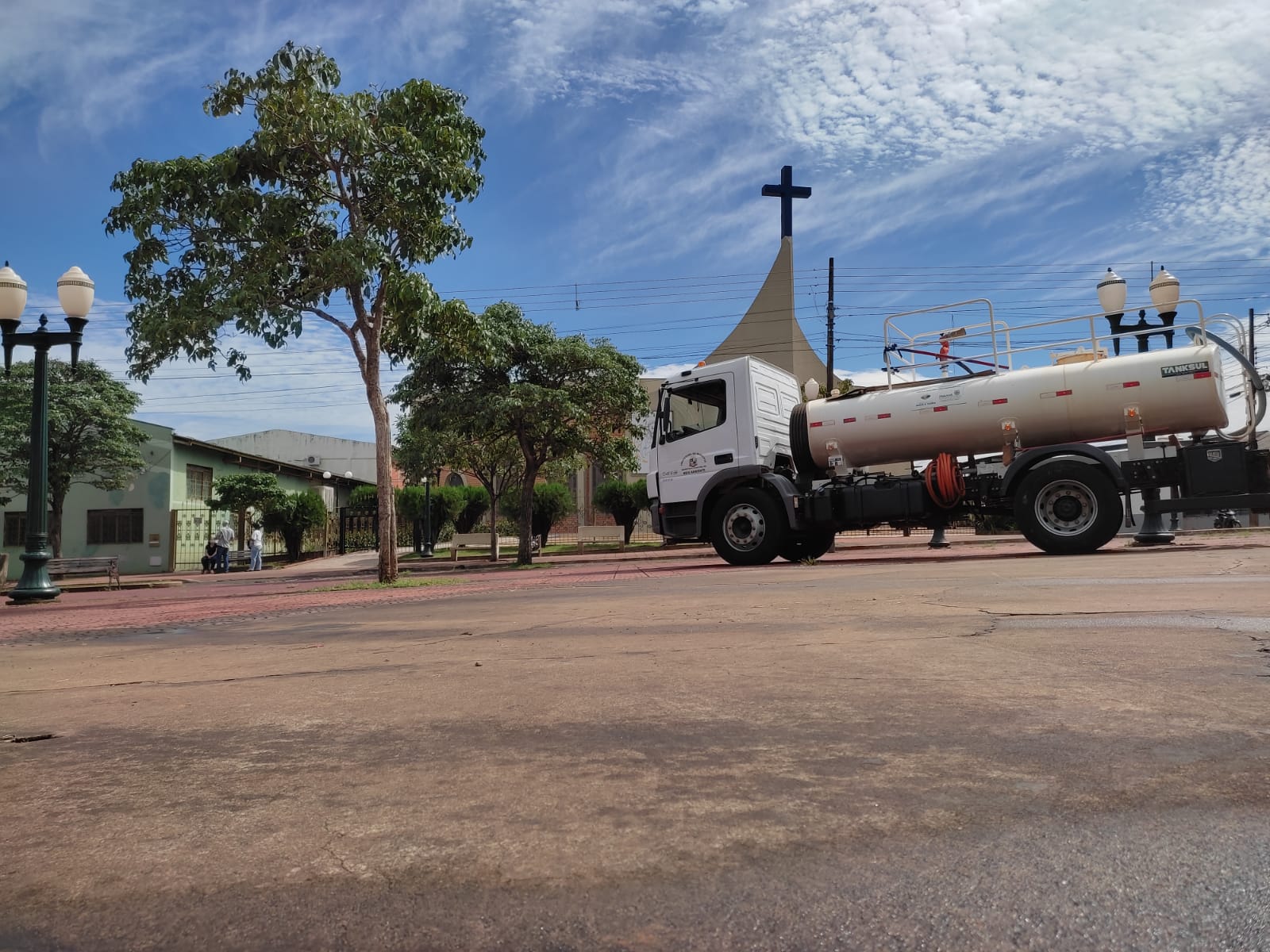 Secretaria de Saneamento e Meio Ambiente realiza lavagem de praças públicas e academias da terceira idade
