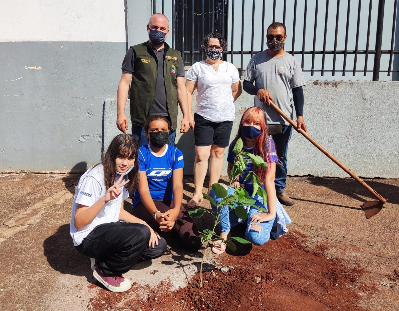Secretaria de Saneamento e Meio Ambiente de Sarandi realiza plantio de 13 árvores no Colégio Jardim Panorama