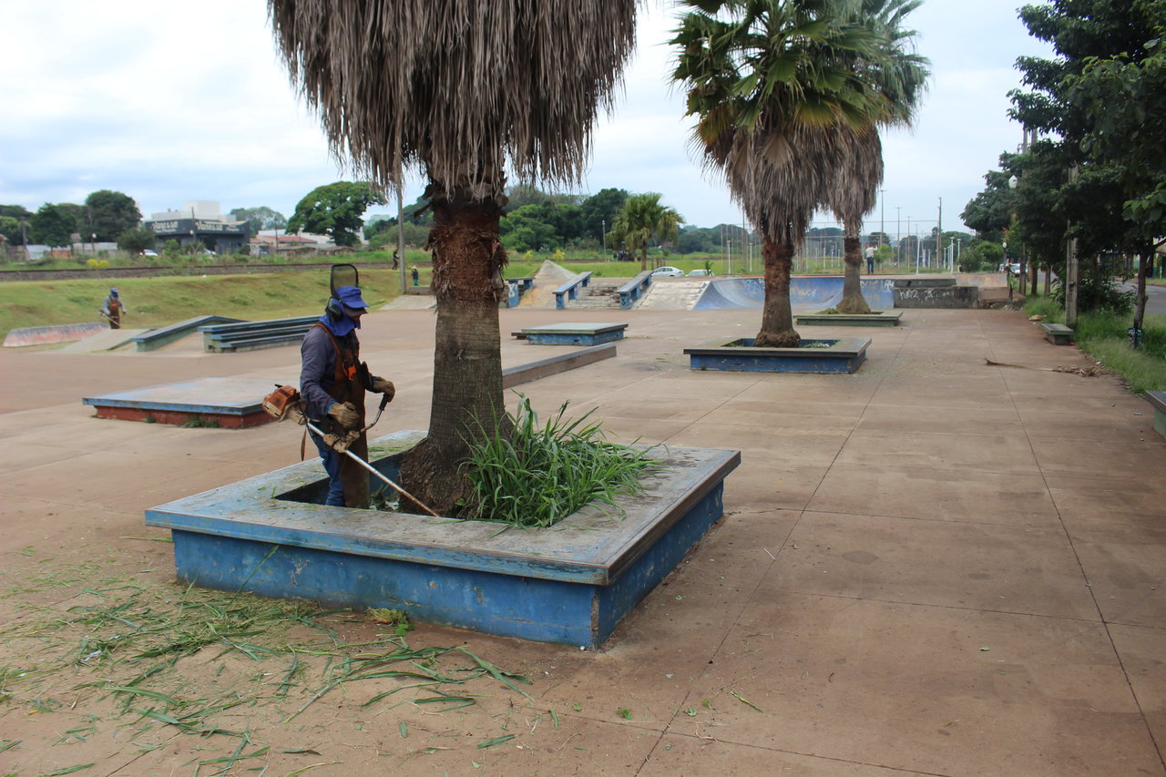 Trabalho de revitalização de espaços públicos segue agenda e se concentra na Praça da Juventude