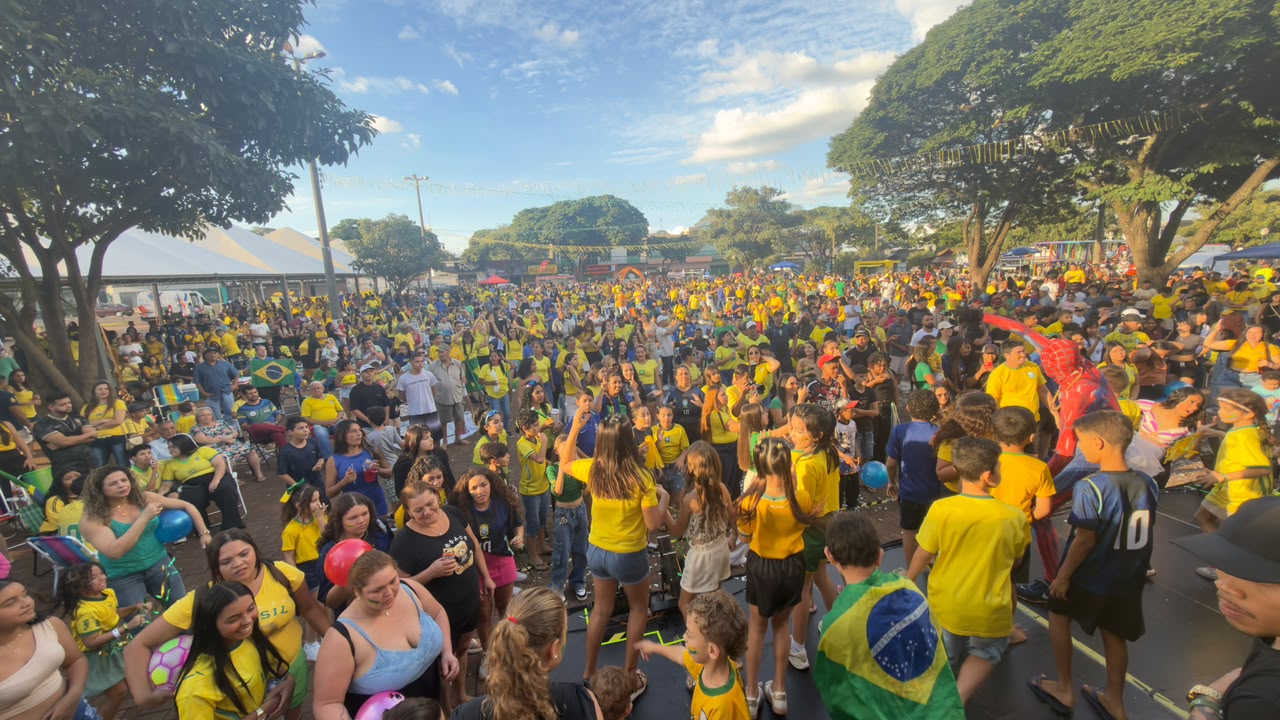 Mais de 2,5 mil pessoas acompanham jogo da Seleção Brasileira em telão na Praça dos Pioneiros