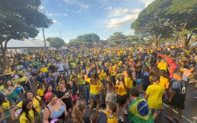 Mais de 2,5 mil pessoas acompanham jogo da Seleção Brasileira em telão na Praça dos Pioneiros