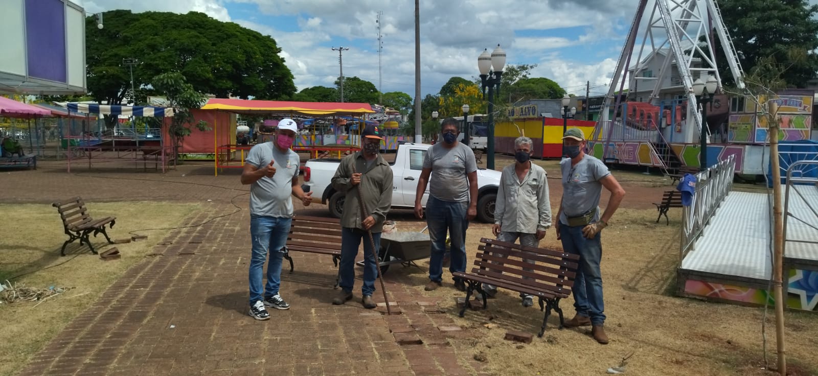 Secretaria de Saneamento e Meio Ambiente de Sarandi instala bancos na Praça dos Pioneiros