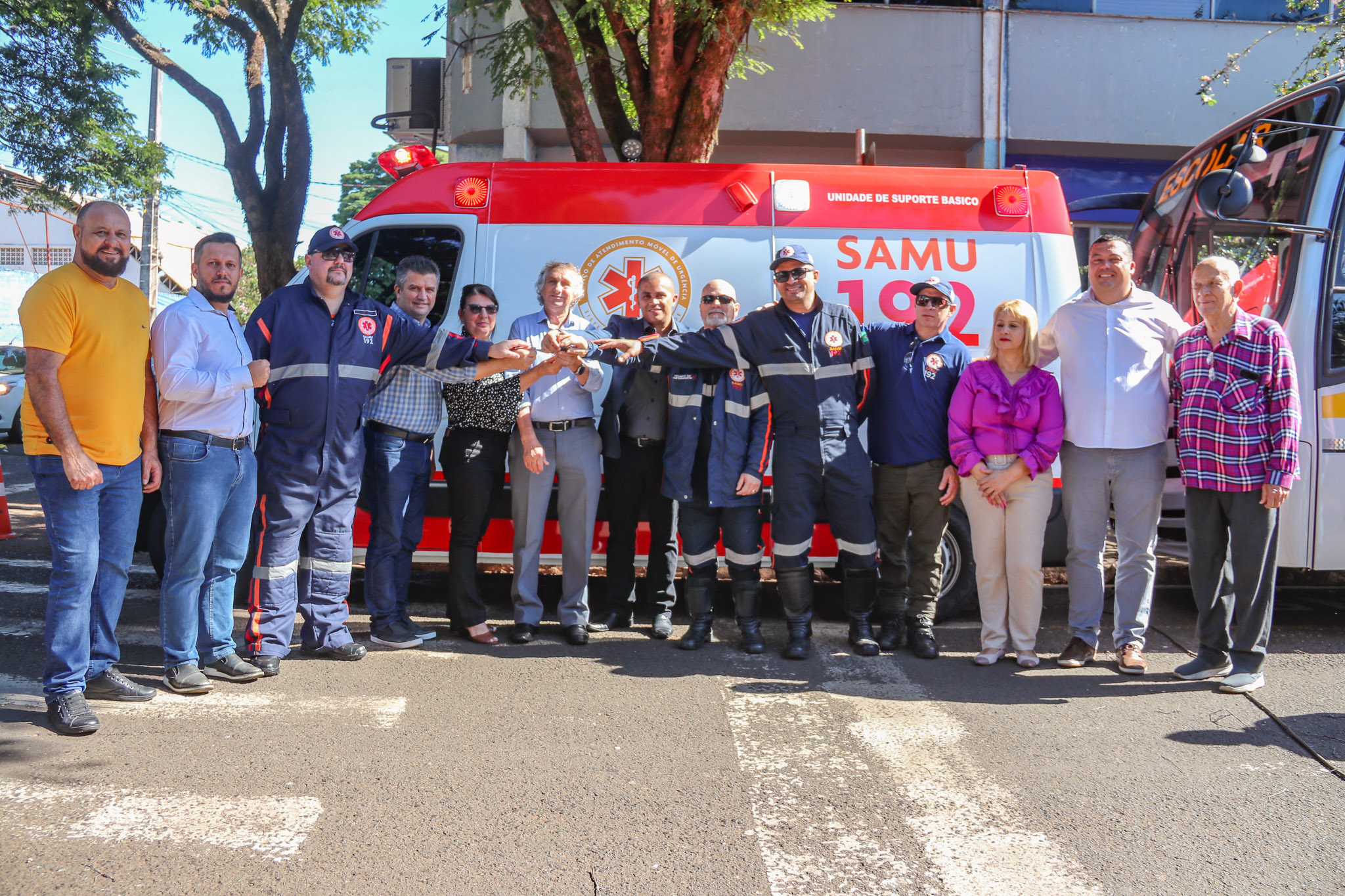 Prefeitura de Sarandi reforça frota de veículos, com a entrega de ambulância e dois ônibus para atender alunos da ANPR