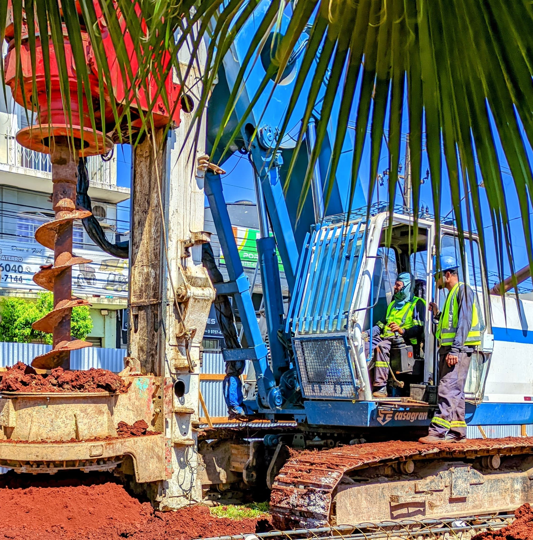 Obras do viaduto seguem com fase de instalação de bases para pilares na avenida Ademar Bornia