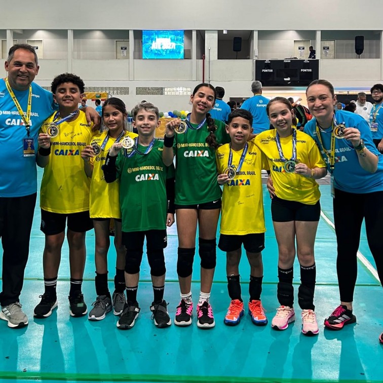Atletas de Sarandi representam o município no Festival Nacional de Mini Handebol em São Paulo
