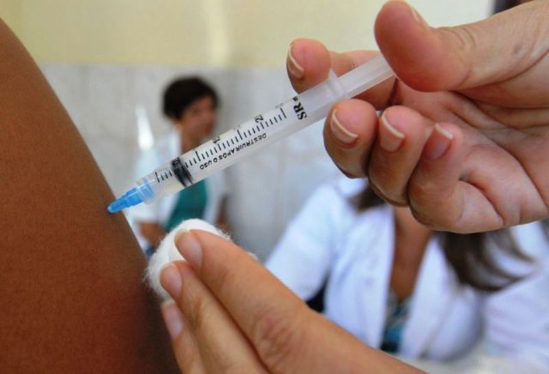 Vacinação contra a dengue deve imunizar cerca de 21 mil pessoas entre de 15 e 27 anos