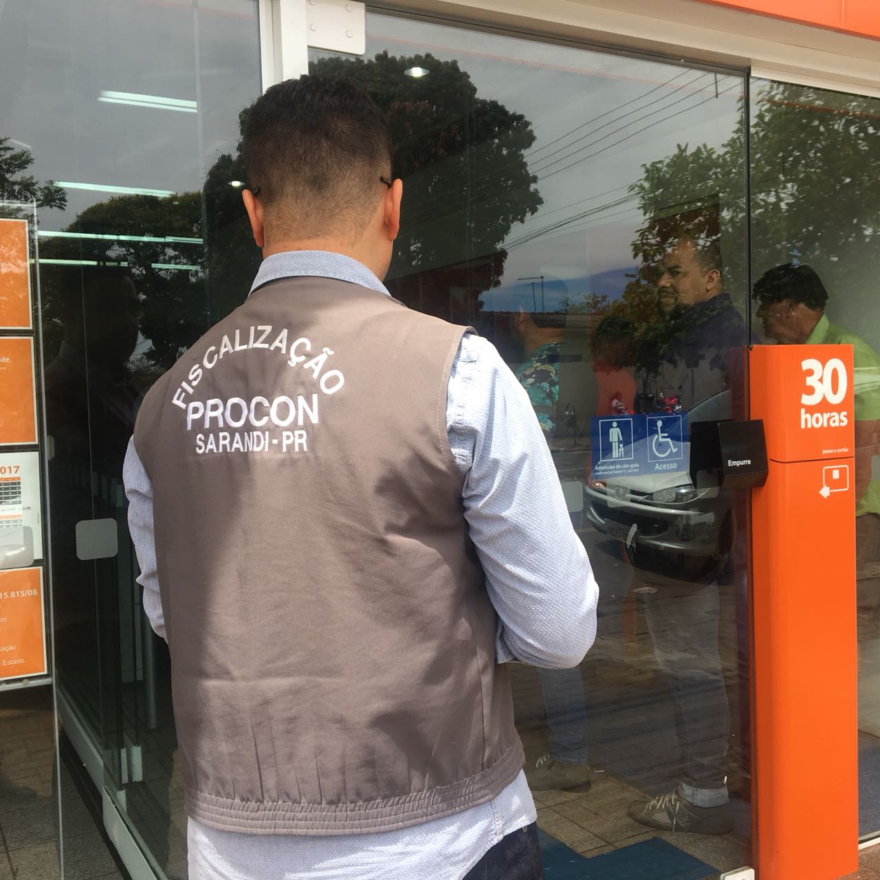 Procon de Sarandi fiscaliza agências bancárias da cidade e faz alerta aos usuários. 